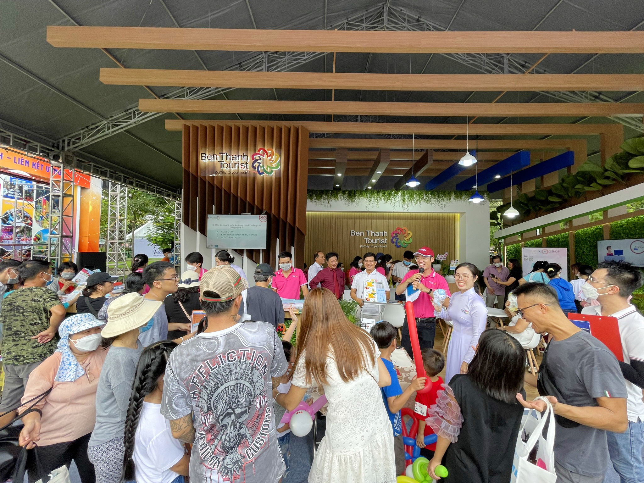 Xuyên suốt 3 ngày tham gia hội chợ ITE HCMC 2022, BenThanh Tourist sẽ thường xuyên tổ chức các hoạt động hoạt náo, tặng quà cho khách tham quan gian hàng